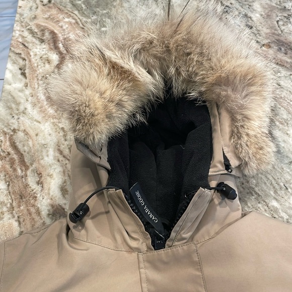 Canada Goose puffer coat - Picture 13 of 16